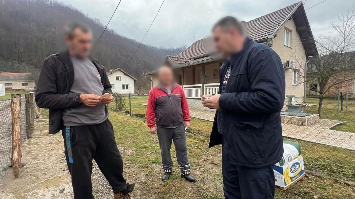 Een contactpersoon van Stichting Barakah overhandigt winterhulp aan een gezin in Bosnië